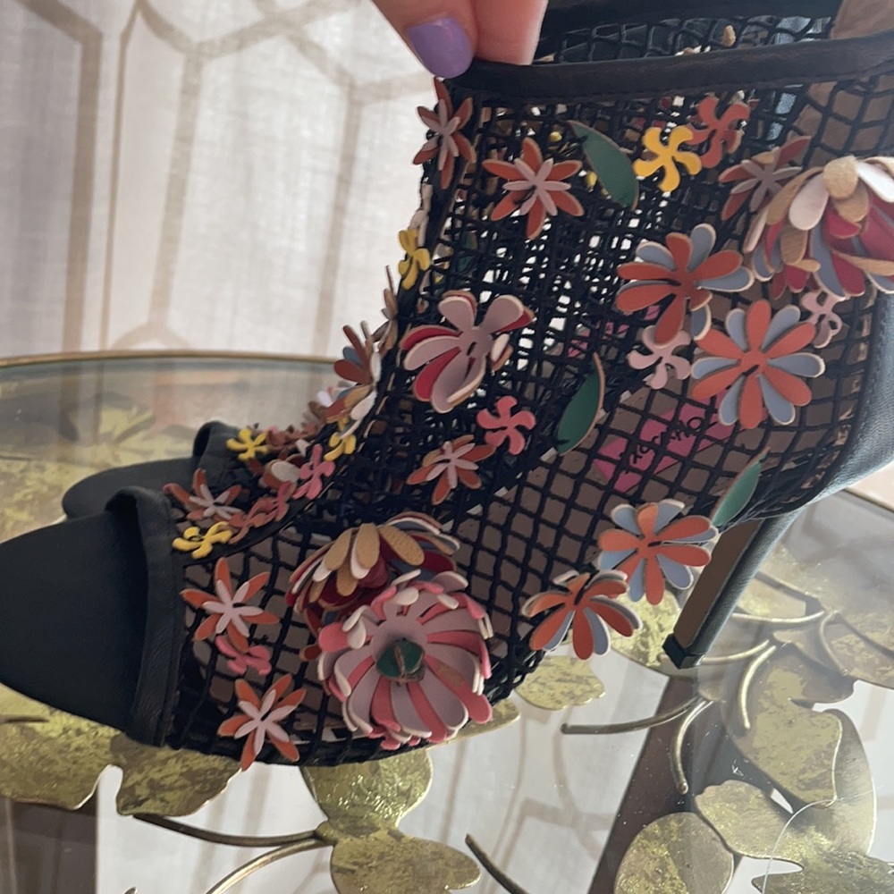 COPY - Betsey Johnson open toed heels with 3D flowers NWT size 6.5 - Picture 2 of 4